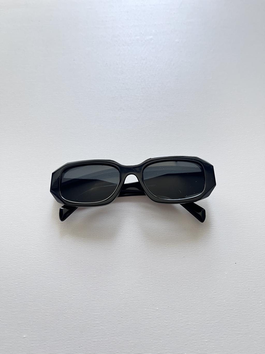 عینک سیاه پرادا